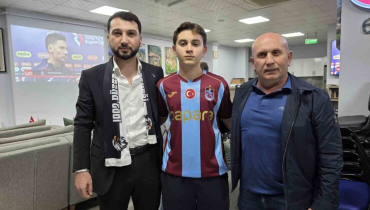 Düzce’de iki takım taraftarı, Trabzonspor-Beşiktaş maçını aynı dernekte izledi