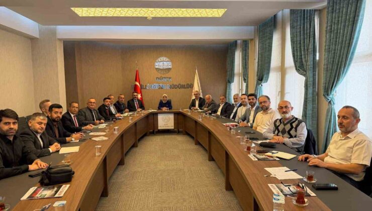 Düzce’de imam hatip okulları müdürleri Gülşen Özer başkanlığında toplandı