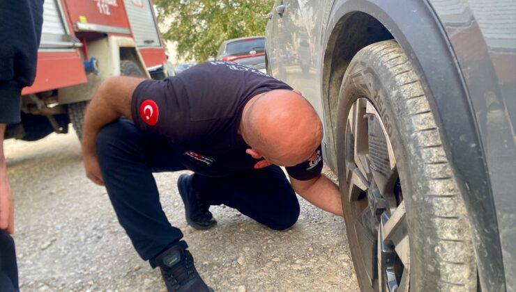 Düzce’de otomobil motorundan gelen kedi sesi üzerine itfaiye yavru kediyi kurtardı