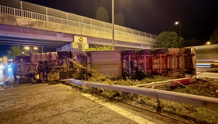 Düzce’de parfüm yüklü tır devrildi, sürücü hafif yaralandı ve trafik aksadı