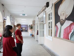 Edirne’de 1893’te inşa edilen tarihi binada 1. Murat Anadolu Lisesi eğitim veriyor