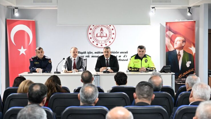 Edirne’de muhtarlar 19 Ekim Muhtarlar Günü’nde Vali Yunus Sezer’i ziyaret etti
