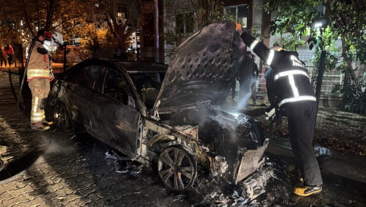 Edirne’de park halindeki otomobil motor yangınında kullanılamaz hale geldi