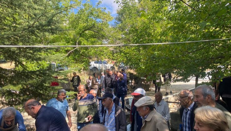 Elazığ Keban’da köylüler kaynak kurumasın diye 234 yıllık gelenekle kurban kesti