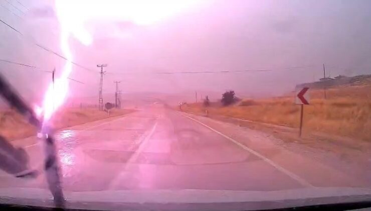 Elazığ-Pertek karayolunda aracın yakınına yıldırım düştü, o anlar kameraya yansıdı