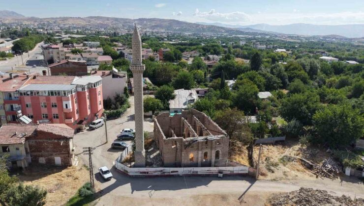 Elazığ’da depremde hasar gören 300 yıllık Aksaray Camii 6 yıldır restorasyon bekliyor