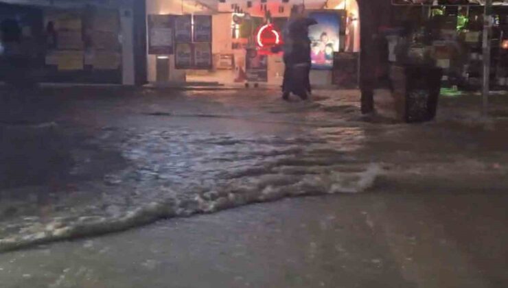 Elazığ’da sağanak cadde ve sokakları dereye çevirdi, ulaşımda aksamalar yaşandı