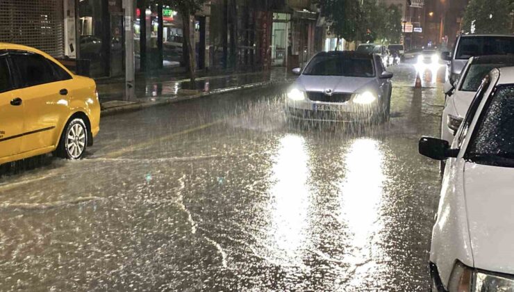 Elazığ’da sağanak hayatı olumsuz etkiledi, sürücüler zor anlar yaşadı