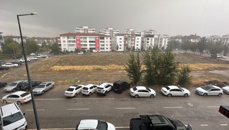 Elazığ’da sağanak sokaklarda su taşkınlarına yol açtı, yayalar zorlukla ilerledi