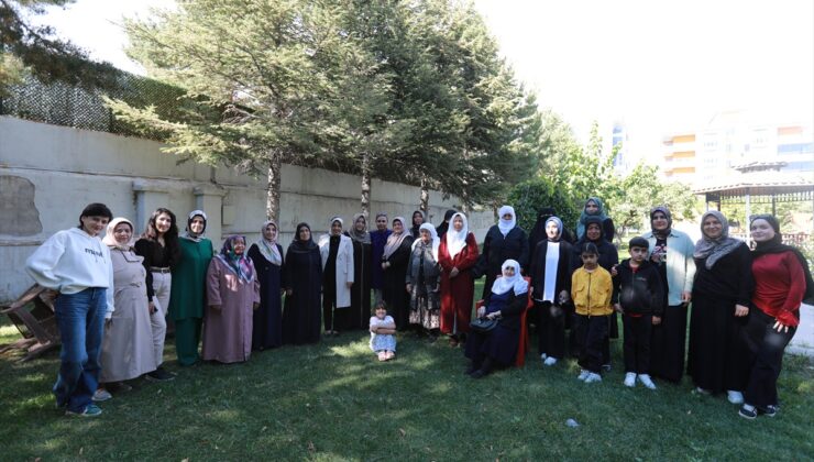 Erciş Kaymakamı Ahmed Çelik’in eşi Havva Çelik, şehit annelerini ağırladı