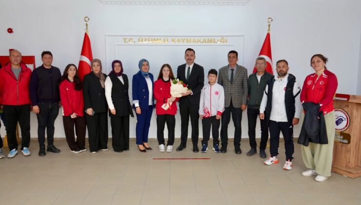 Erzincan Üzümlü’de başarılı güreşçiler Kaymakam Hökelekli tarafından kabul edildi