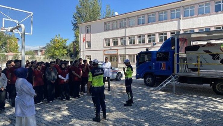 Erzincan’da jandarma, öğrenci ve öğretmenlere emniyet kemeri simülasyon eğitimi verdi