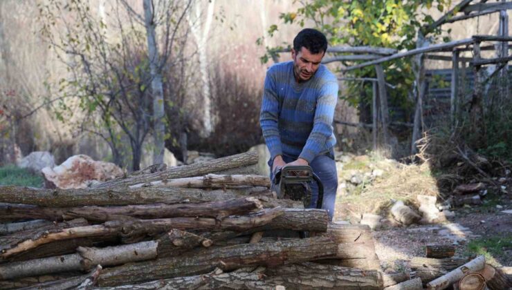 Erzincan’da köy sakinleri kömür pahalılığı nedeniyle odun hazırlığını sürdürüyor