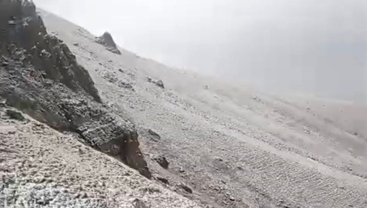 Erzurum Karayazı’da Çakmak Dağı mevsimin ilk karıyla beyaza büründü