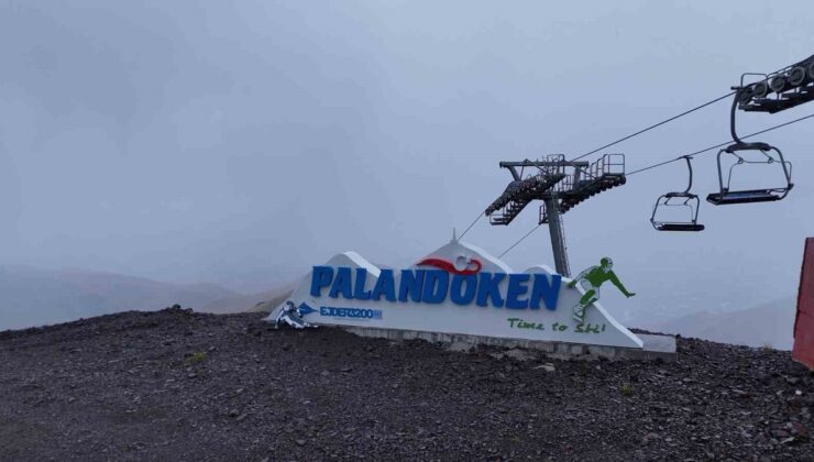 Erzurum Palandöken’de kar yağışı sürerken sürücülere sis ve buzlanma uyarısı yapıldı