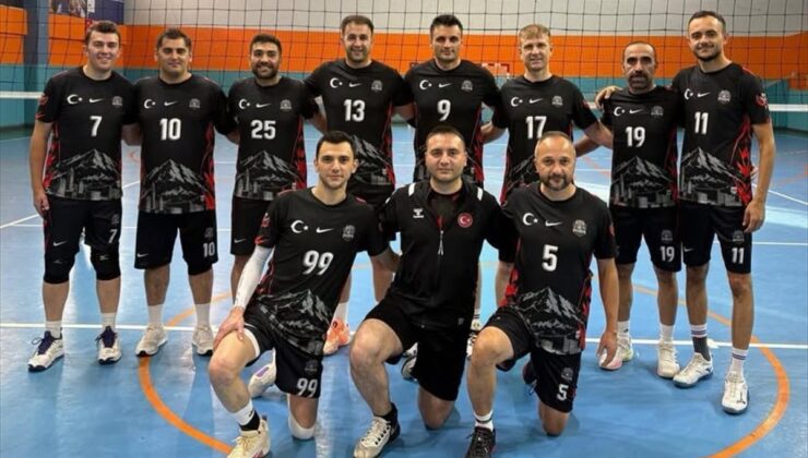 Erzurum’da 4. Kamu Spor Oyunları voleybolunda Emniyet Müdürlüğü takımı şampiyon oldu