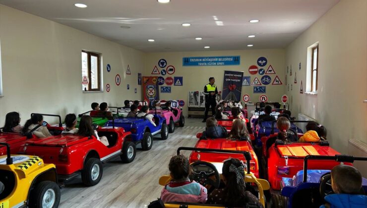 Erzurum’da polisler ilkokul öğrencilerine trafik eğitimi verdi