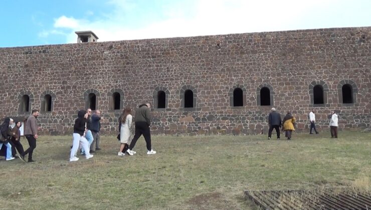Erzurum’da turizm öğrencileri, tarihi tabyaları ve Nene Hatun’un kabrini gezdi