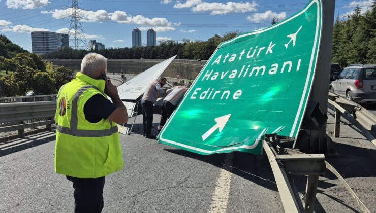 Esenler’de damperi açık hafriyat kamyonu iki yön tabelasını devirdi, şoför kaçtı