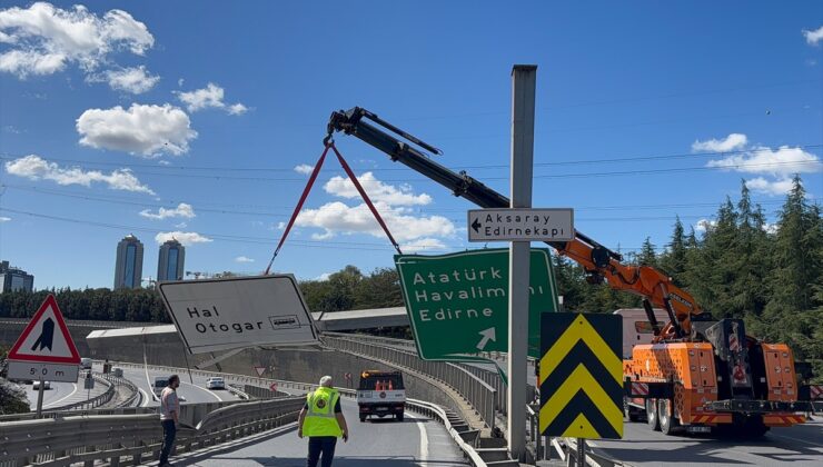 Esenler’de damperi açık kamyon iki tabelaya çarpıp kaçtı, sürücü aranıyor