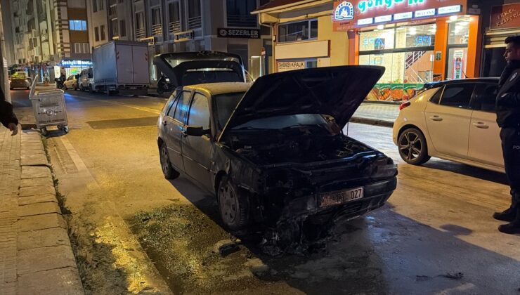 Eskişehir Tepebaşı’nda seyir halindeki otomobil alev alarak kullanılamaz hale geldi