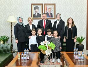 Eskişehir Valisi Yılmaz anaokulu öğrencilerinden iklim projelerini dinledi