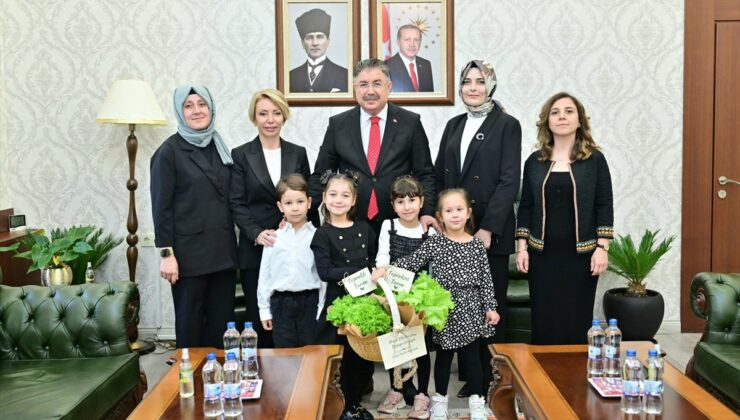 Eskişehir Valisi Yılmaz anaokulu öğrencilerinden iklim projelerini dinledi