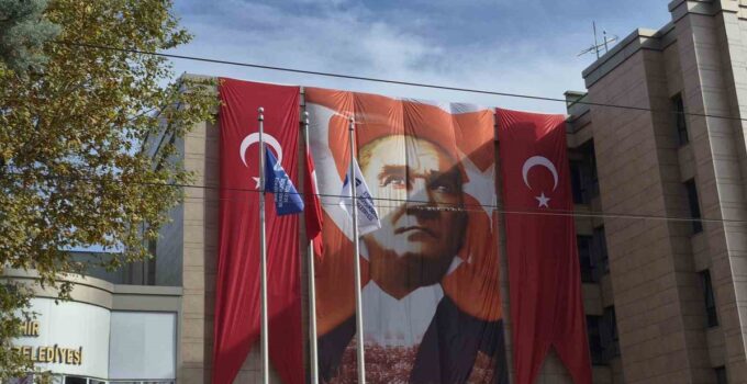 Eskişehir’de 29 Ekim hazırlığı kapsamında kamu binalarına dev Türk bayrakları asıldı