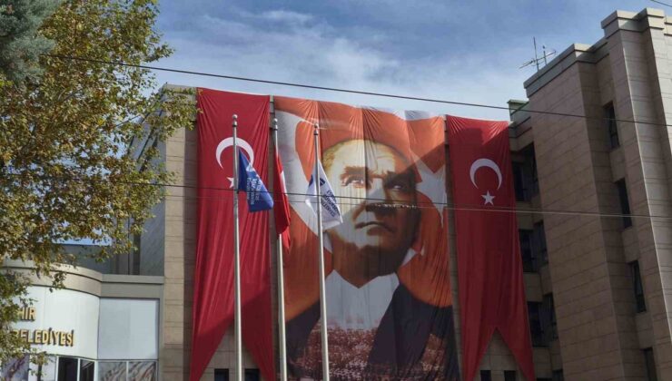 Eskişehir’de 29 Ekim hazırlığı kapsamında kamu binalarına dev Türk bayrakları asıldı