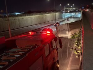 Eskişehir’de alt geçitte devrilen kamyonetin 4 ton marulu yola saçıldı