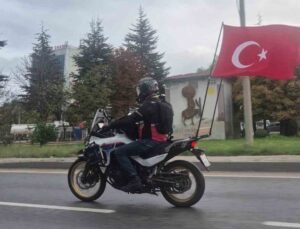 Eskişehir’de motosiklet sürücüsü 29 Ekim coşkusunu bayraklarla çevre yoluna taşıdı