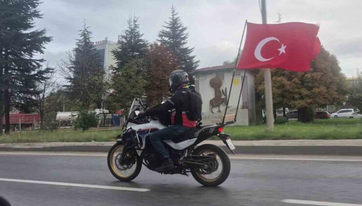 Eskişehir’de motosiklet sürücüsü 29 Ekim coşkusunu bayraklarla çevre yoluna taşıdı