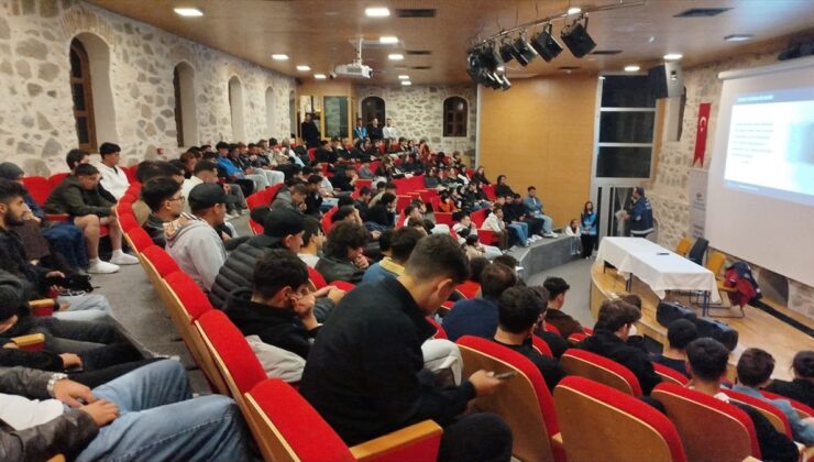Eskişehir’de polis 500 öğrenci ve 65 kişiye uyuşturucu eğitimi verdi