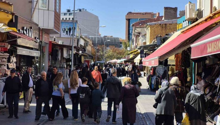 Eskişehir’de sıcak havayı fırsat bilenler Hamam Yolu Caddesi’nde yoğunluk oluşturdu