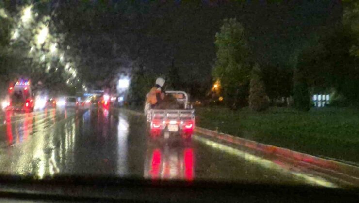 Eskişehir’de üç tekerlekli motosikletin kasasındaki yolcular yağmurda tehlike saçtı