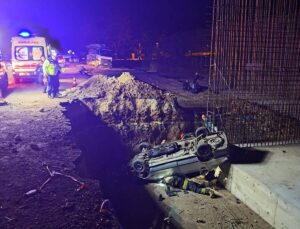 Eskişehir’de yol çalışması çukuruna düşen otomobilde 1 kişi öldü, 2’si çocuk 5 yaralandı