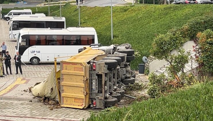 Eyüpsultan’da hafriyat kamyonu 2 araca çarpıp İSKİ bahçesine düştü, 2 kişi yaralandı