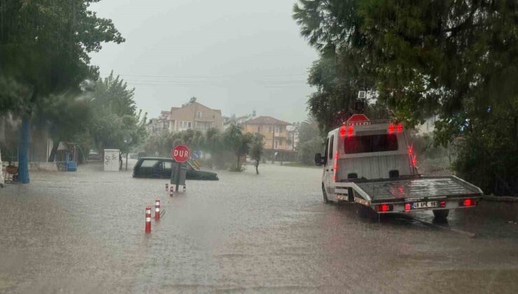 Fethiye’de sağanak yolları göle çevirdi, bir otomobil su birikintisinde mahsur kaldı