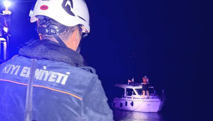 Fethiye’de sürüklenen teknedeki 2 kişi Kıyı Emniyeti ekiplerince kurtarıldı