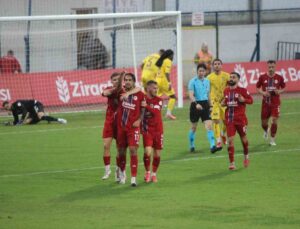 Fethiyespor-Eyüpspor maçının ikinci yarısı şiddetli yağış nedeniyle ertelendi