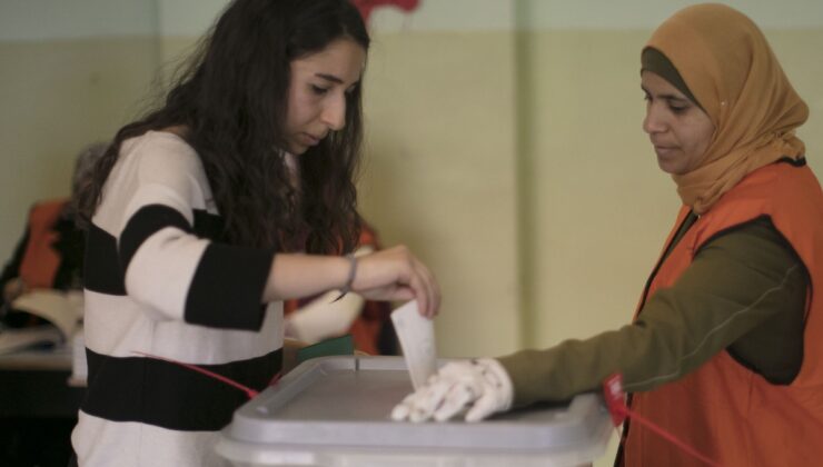 Filistinli gruplar 28 Kasım’daki meclis seçimlerini ertelemek için Kahire’de uzlaştı