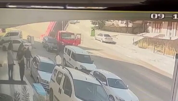 Freni boşalan kamyonet 3 araca ve 2 direğe çarptı, o an güvenlik kamerasına yansıdı.