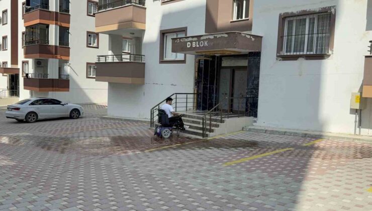 Furkan Ulusoy, Kadirli’de depremde rampasız apartmanda asansöre mecbur kaldı