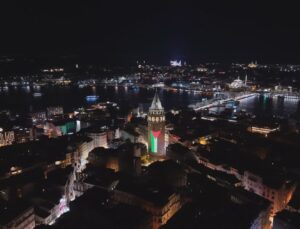 Galata Kulesi’ne Filistin bayrağı yansıtıldı! Bakan Ersoy’dan Gazze mesajı