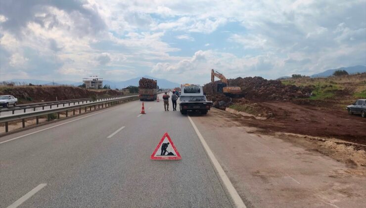 Gaziantep İslahiye’de bariyere çarpan otomobilin sürücüsü hastaneye kaldırıldı