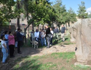 Gaziantep’te 8 ülkeden 40 arkeolog Yesemek’teki heykel atölyesini inceledi