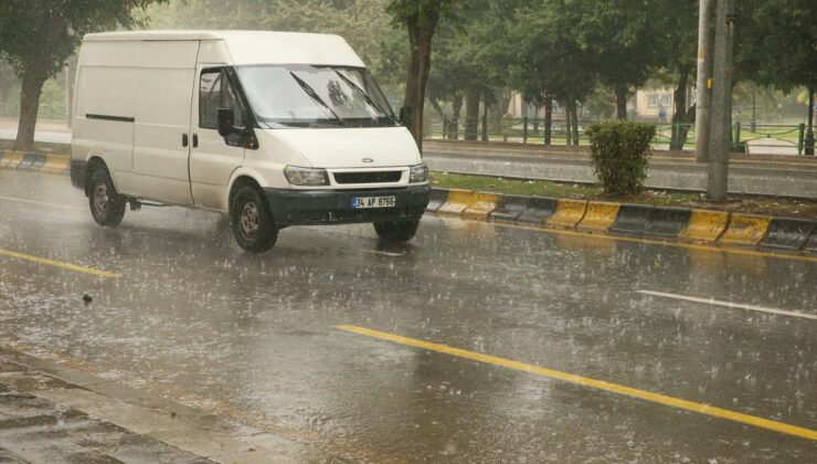 Gaziantep’te etkili olan sağanak cadde ve sokaklarda su birikintileri oluşturdu