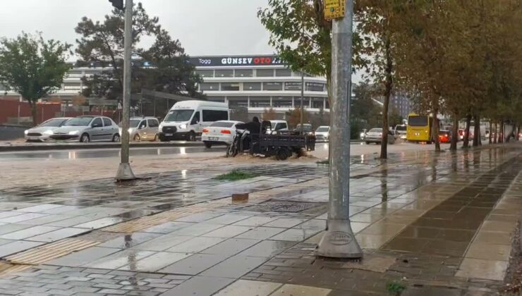 Gaziantep’te sağanak cadde ve sokaklarda su birikintilerine yol açtı