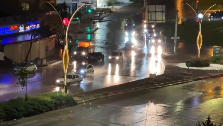 Gaziantep’te sağanak nedeniyle yollar göle döndü, Valilik vatandaşları uyardı
