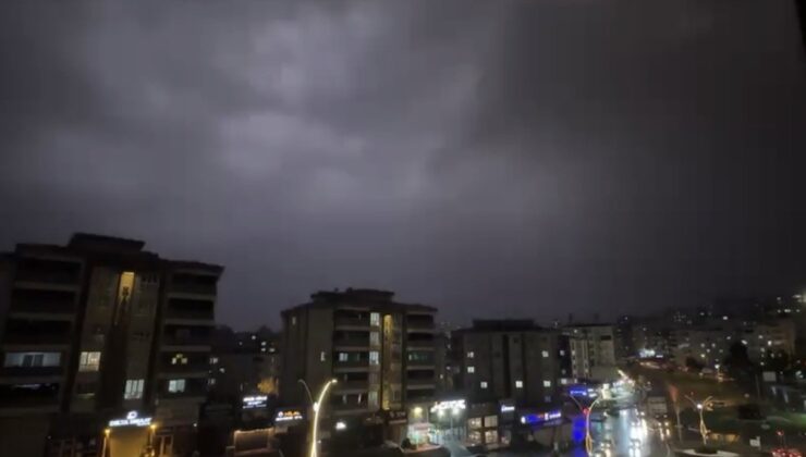 Gaziantep’te yaklaşık 1 saat süren şimşek fırtınası geceyi gündüze çevirdi